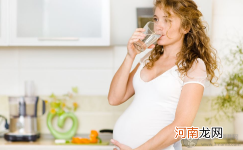 秋季干燥 孕妇多喝水能提高免疫力