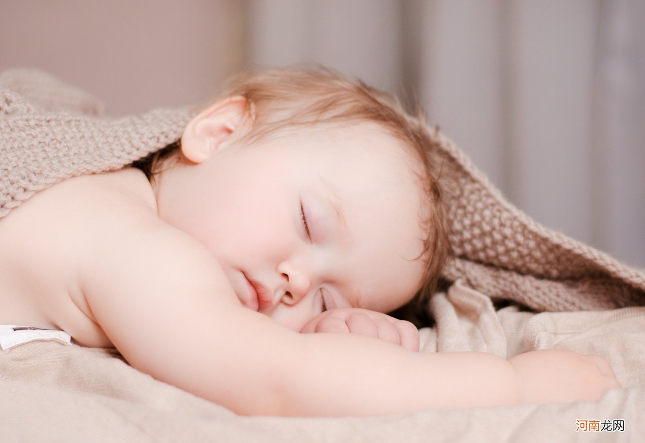 什么时候和宝宝分床睡、分房睡？两个时间点不同，影响也有区别