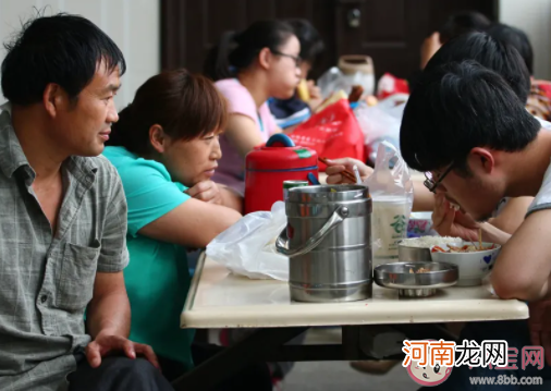 家长送饭|在学校家长送饭很丢人吗 怎样看待家长给孩子送饭