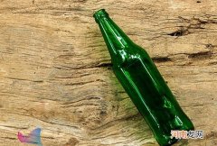 为什么大部分啤酒瓶绿色的 为啥啤酒瓶大多是绿色的