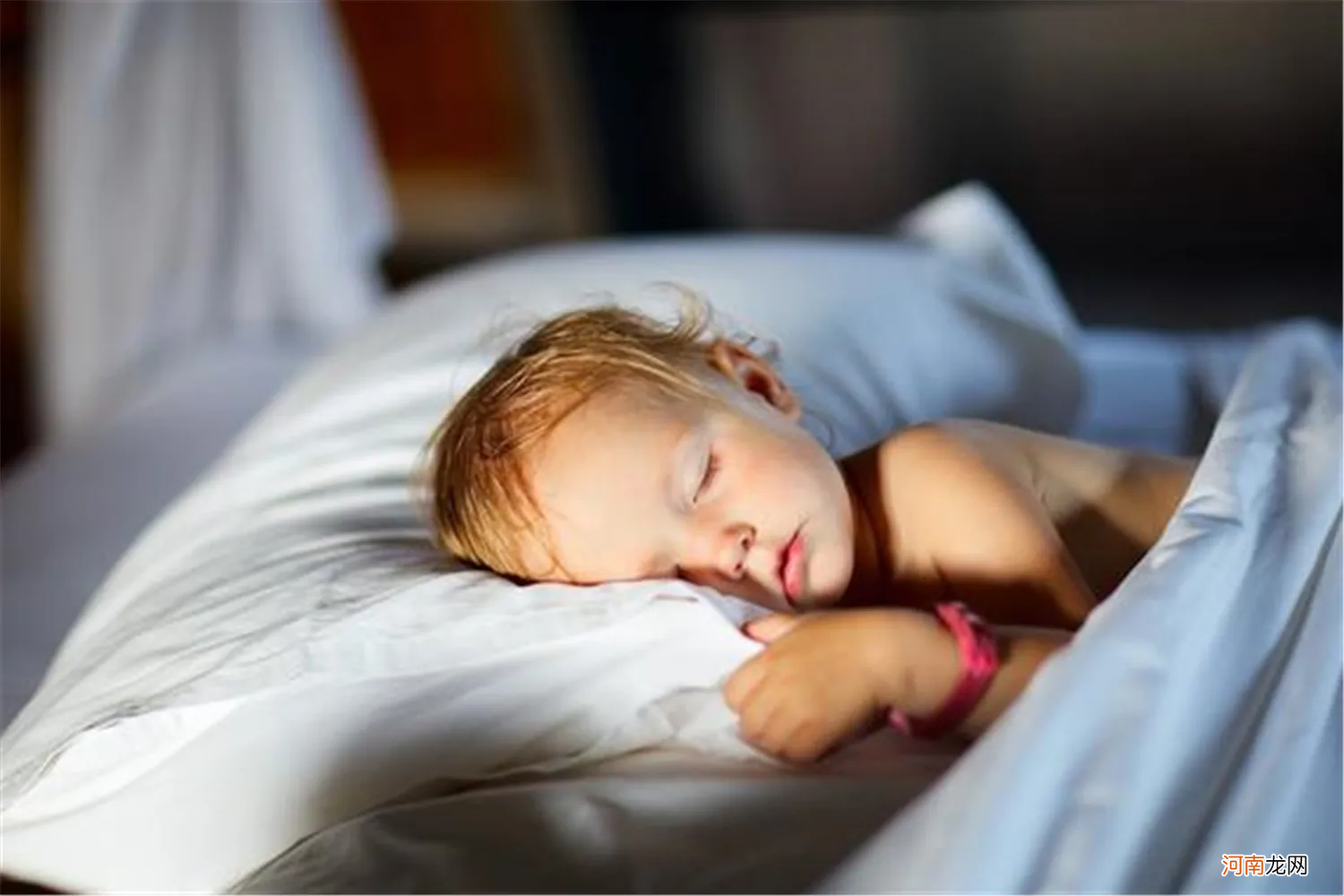 宝宝睡觉总是“满床滚”？睡姿传递的信号家长要看懂，不只是热