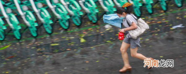 雨天怎么走路不会溅水 怎么雨天走路不带泥