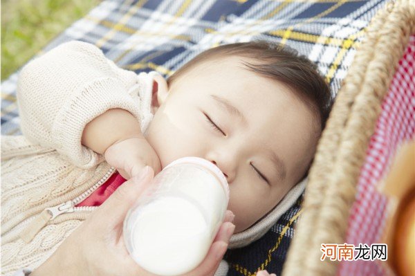 婴儿吸空奶瓶会怎么样 小孩吃空奶瓶的危害请了解