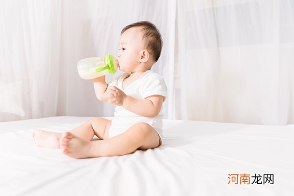 婴儿吃奶粉饿的快不全怪奶粉 可能是喂养出现问题