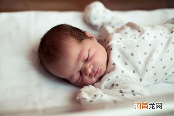 婴儿睡觉吐奶怎么回事 这些诱因危害极大不得不防