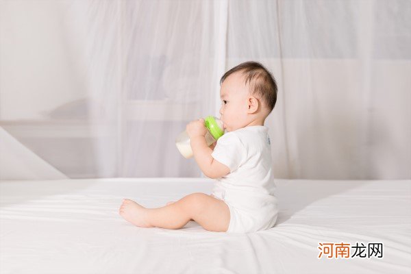 两个多月宝宝吐奶干呕 妈妈需要警惕胃食管反流