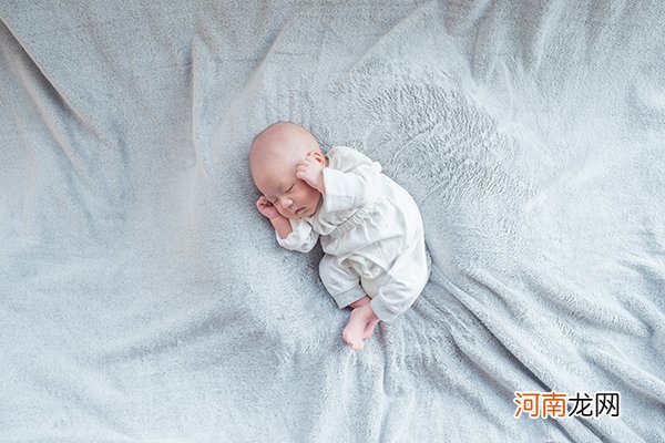 婴儿睡觉姿势像青蛙是反射 这种放松标志并非坏事