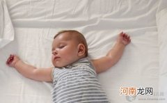 宝宝睡觉爱踢被子 多半是这些原因导致