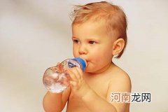 别纵容宝宝用奶瓶来喝水