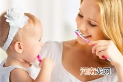 给宝宝清洁口腔要注意手法和技巧