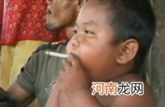 印尼儿童吸烟严重 2岁儿童吞云吐雾