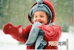 日本女孩冬穿短裙！冬天宝宝穿衣到底穿多少