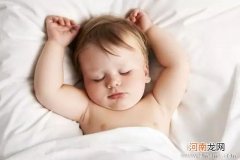 宝宝睡觉为什么总是举着手