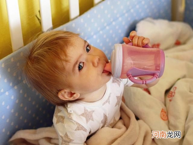 宝宝学会用杯子喝水好处多 宝宝多大开始使用水杯