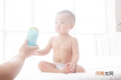 宝宝经常吐奶的原因 婴儿吃奶粉吐奶怎么办