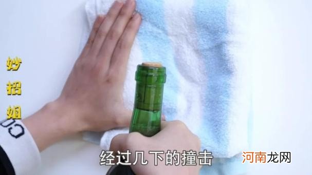 没有开瓶器怎么开红酒 不用开瓶器开红酒的方法