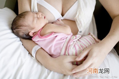 产后新妈妈哺乳宝宝的正确的姿势