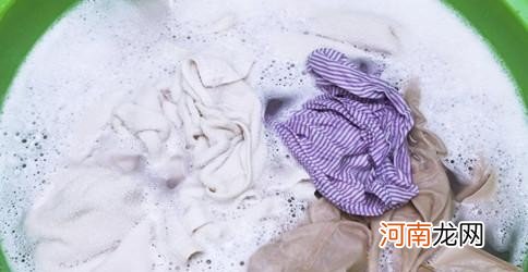 去除衣服上油渍的窍门 衣服上的油渍怎么洗掉