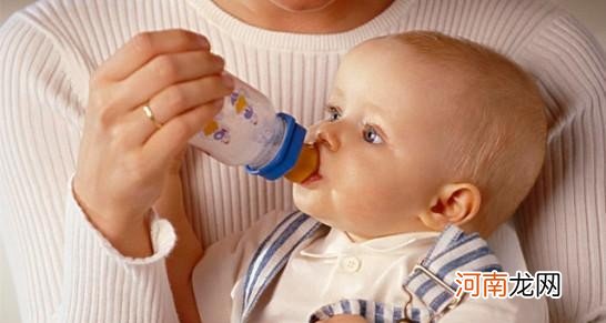 新生儿正确的拍嗝方式 新生儿喝奶后频繁打嗝怎么办