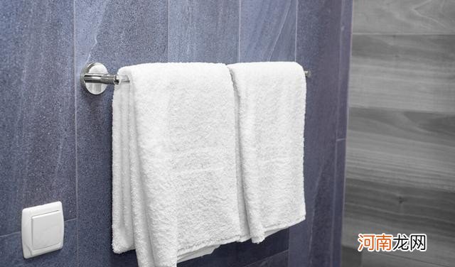 酒店毛巾竟然是旧衣服生产的 酒店毛巾是一次性吗