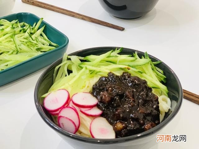 孩子睡觉磨牙说梦话 磨牙就是肚子长虫了吗