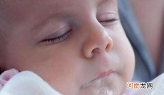 新生儿吐奶是什么原因 新生儿吐奶正常吗