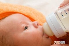 宝宝吐奶像豆腐渣什么情况 宝宝吐奶是什么原因