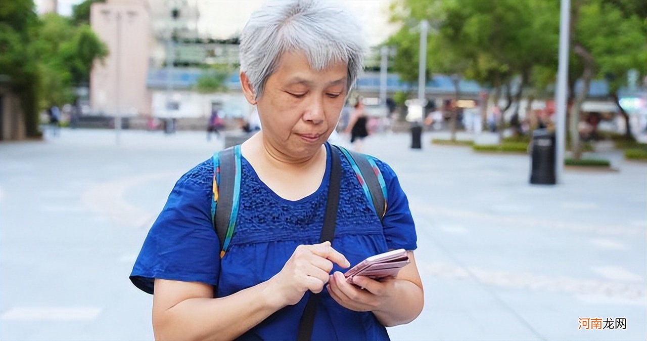 城里奶奶带娃和农村奶奶带娃，差别很大？不同的带娃方式值得深思