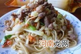 儿童食谱面条类：香肠炒面