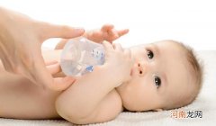 宝宝喝水正确的打开姿势 奶粉喂养的宝宝要不要喝水