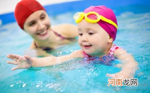 宝宝戴脖圈并不安全 婴幼儿最好的游泳方式