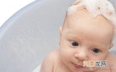 给宝宝洗澡 注意预防感冒侵袭