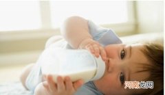 宝宝喂奶粉的正确姿势 宝宝喝奶粉正确姿势