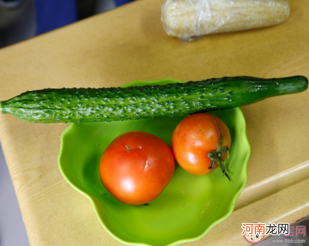 黄瓜|黄瓜和西红柿不能一起吃吗 西红柿是维生素C之王吗