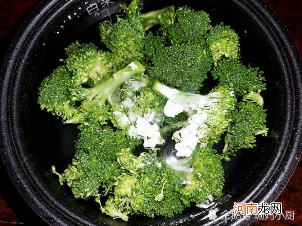 西兰花可以用面粉洗吗 西兰花表面白色要洗吗