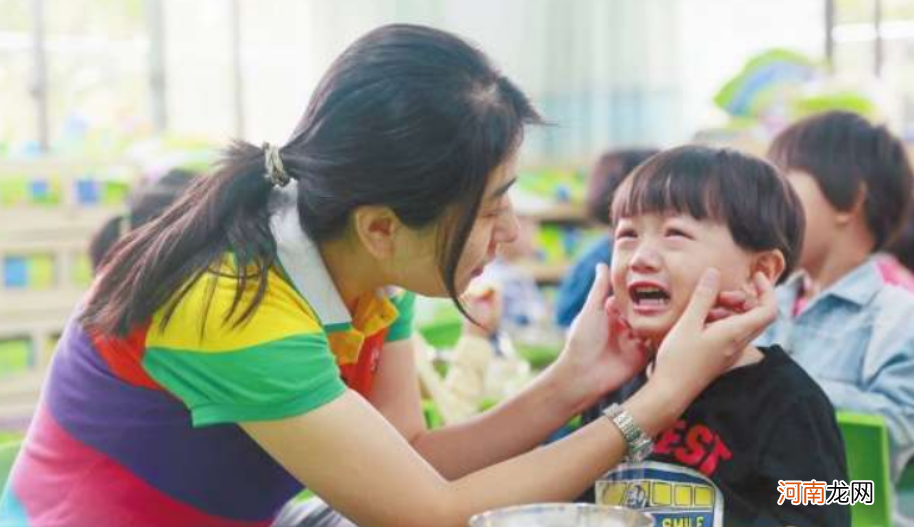 园长经验之谈：幼儿园哭闹少适应快的孩子，皆因家长做对3件事