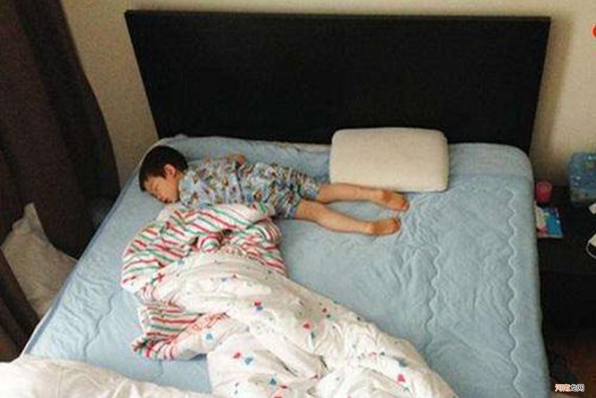 孩子睡觉爱蹬被子是热吗？这几个原因搞不清楚，孩子发育要吃大亏