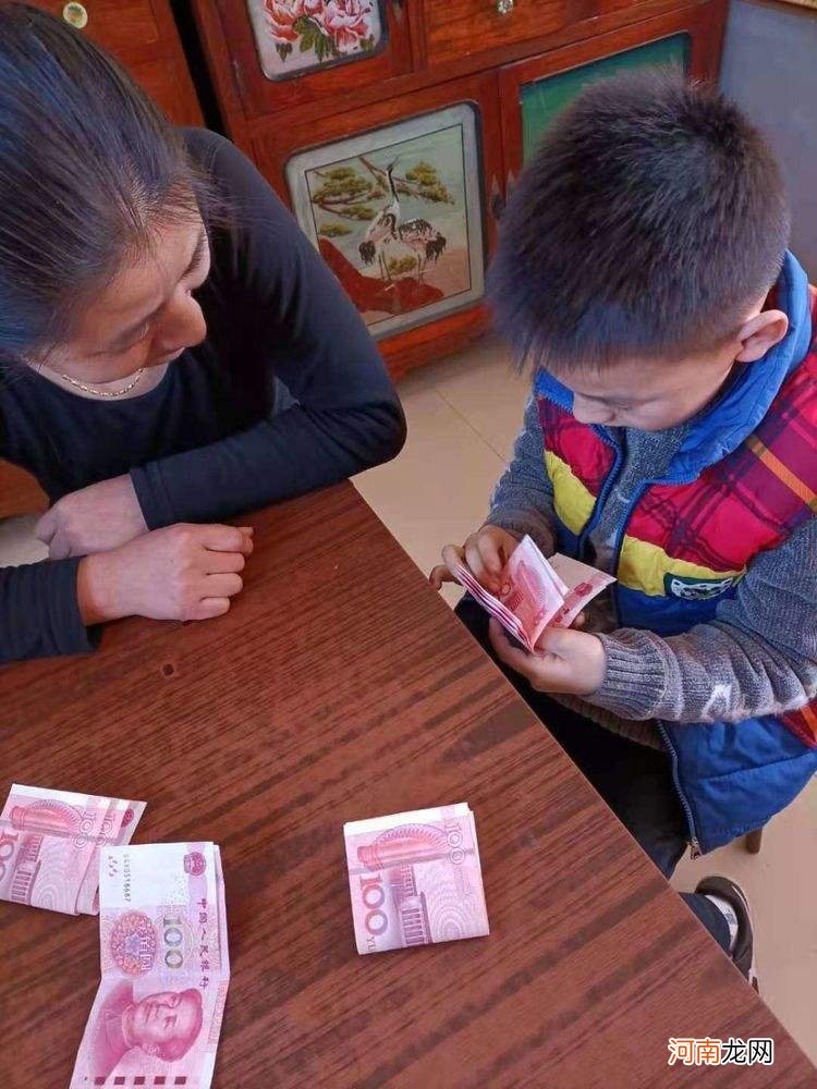 没能力的父母总是没收孩子压岁钱，有远见的父母喜欢给孩子投资钱