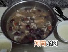 儿童菜谱汤类：香菇炖鸡腿