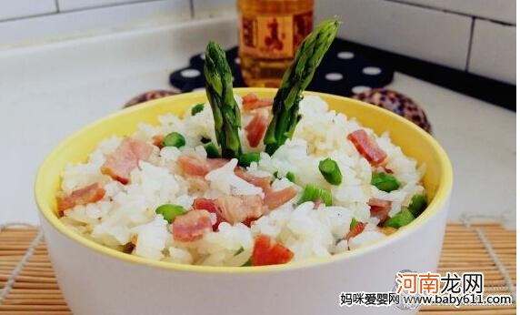 孕妇一个月补叶酸食谱：培根芦笋炒饭