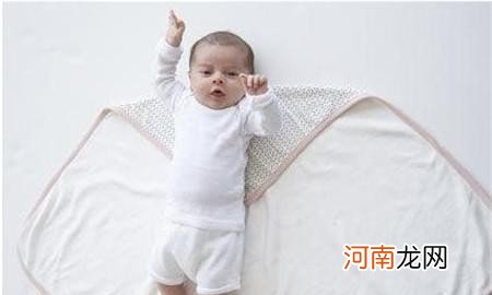 新生儿包裹方法图解 新生儿抱被的正确包法