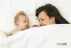 新生儿该和妈妈一起睡吗 新生儿可以自己睡婴儿床吗