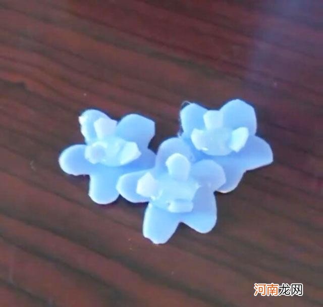 洗衣液桶做的手工教程图片 怎样用洗衣液瓶子制作花瓶