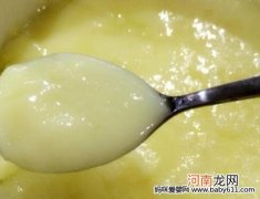 0—1岁宝宝食谱：奶香蛋黄米糊