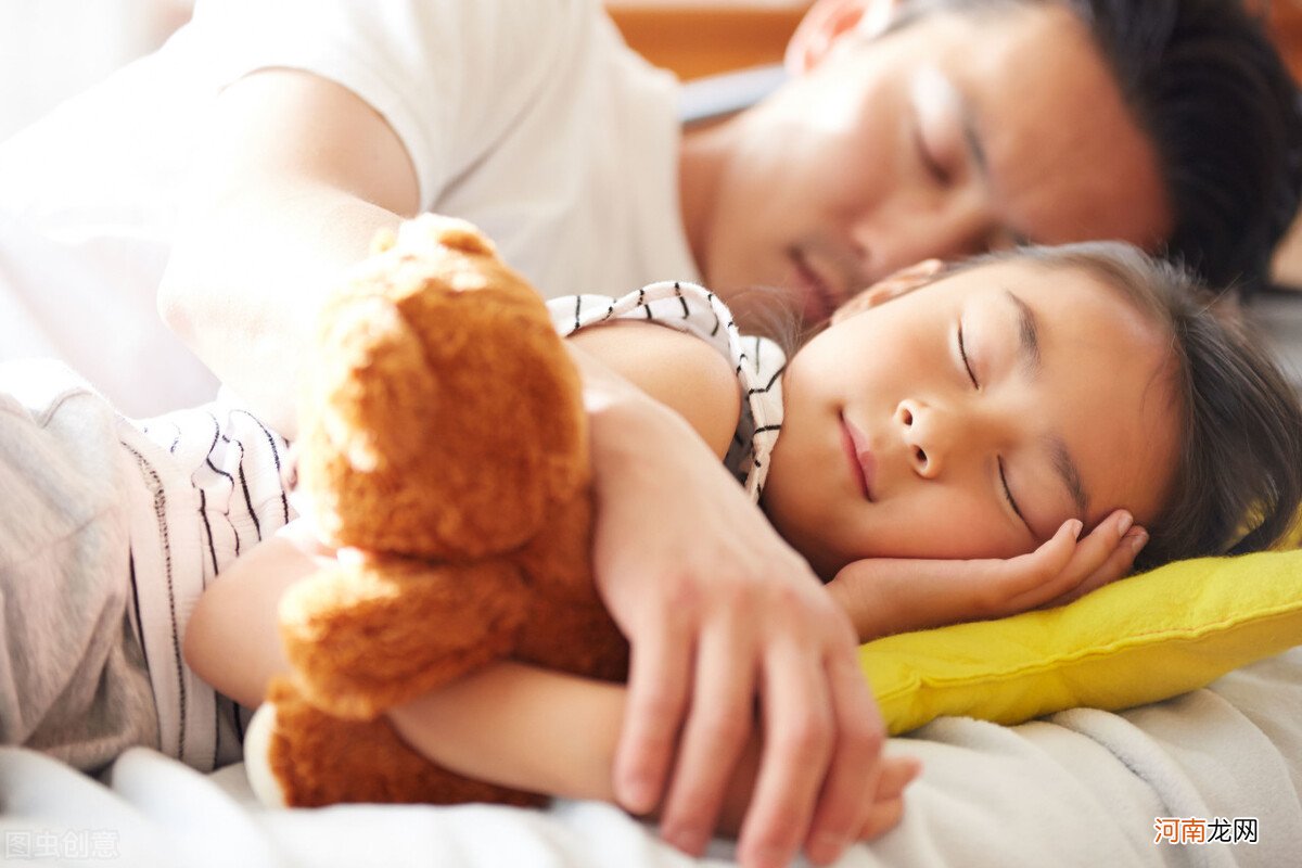 孩子到了一定年龄，宝妈要尽快安排分床睡，不然对孩子性格有影响