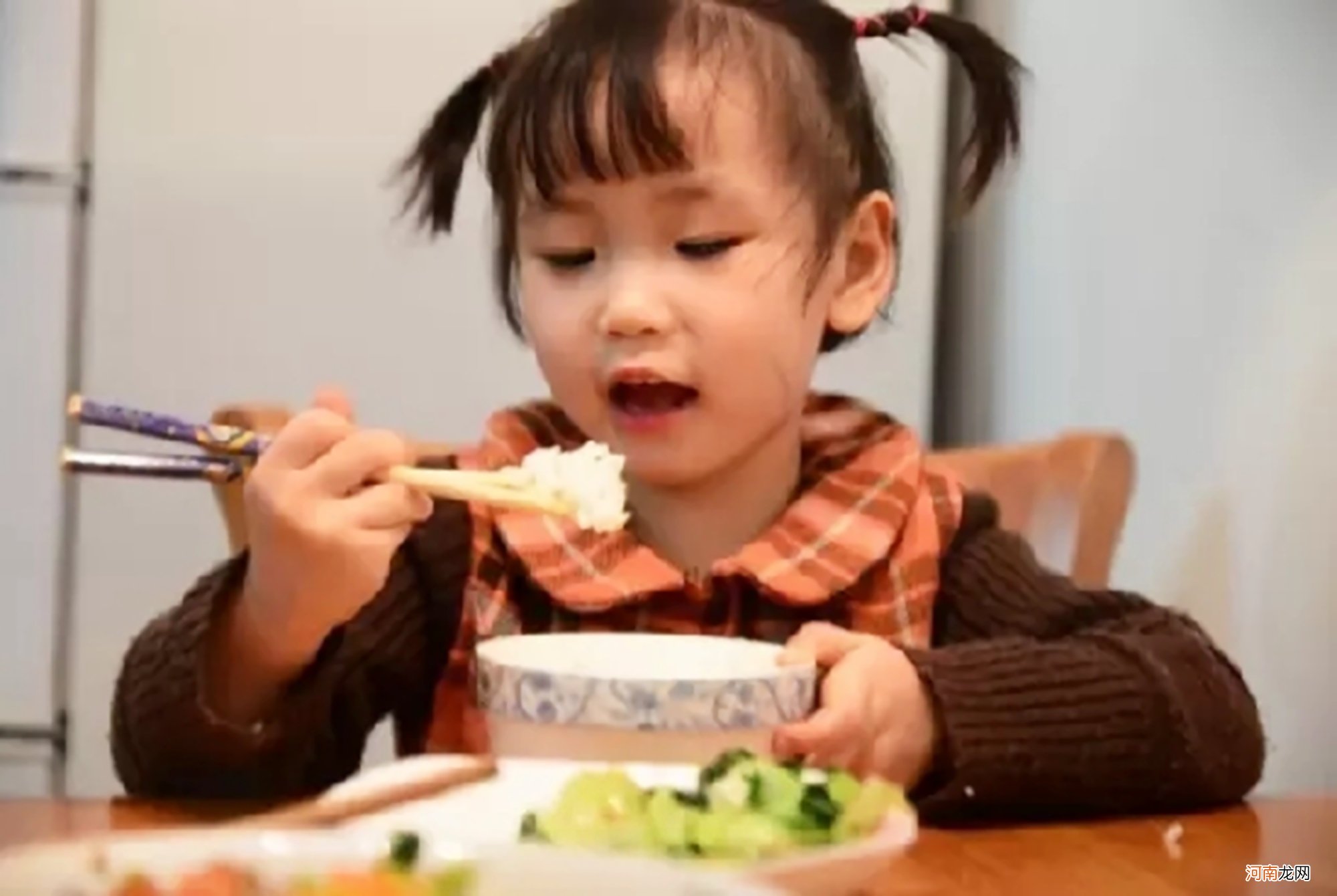 孩子接触筷子的最佳年龄是这个年纪，太早太晚对娃均有影响