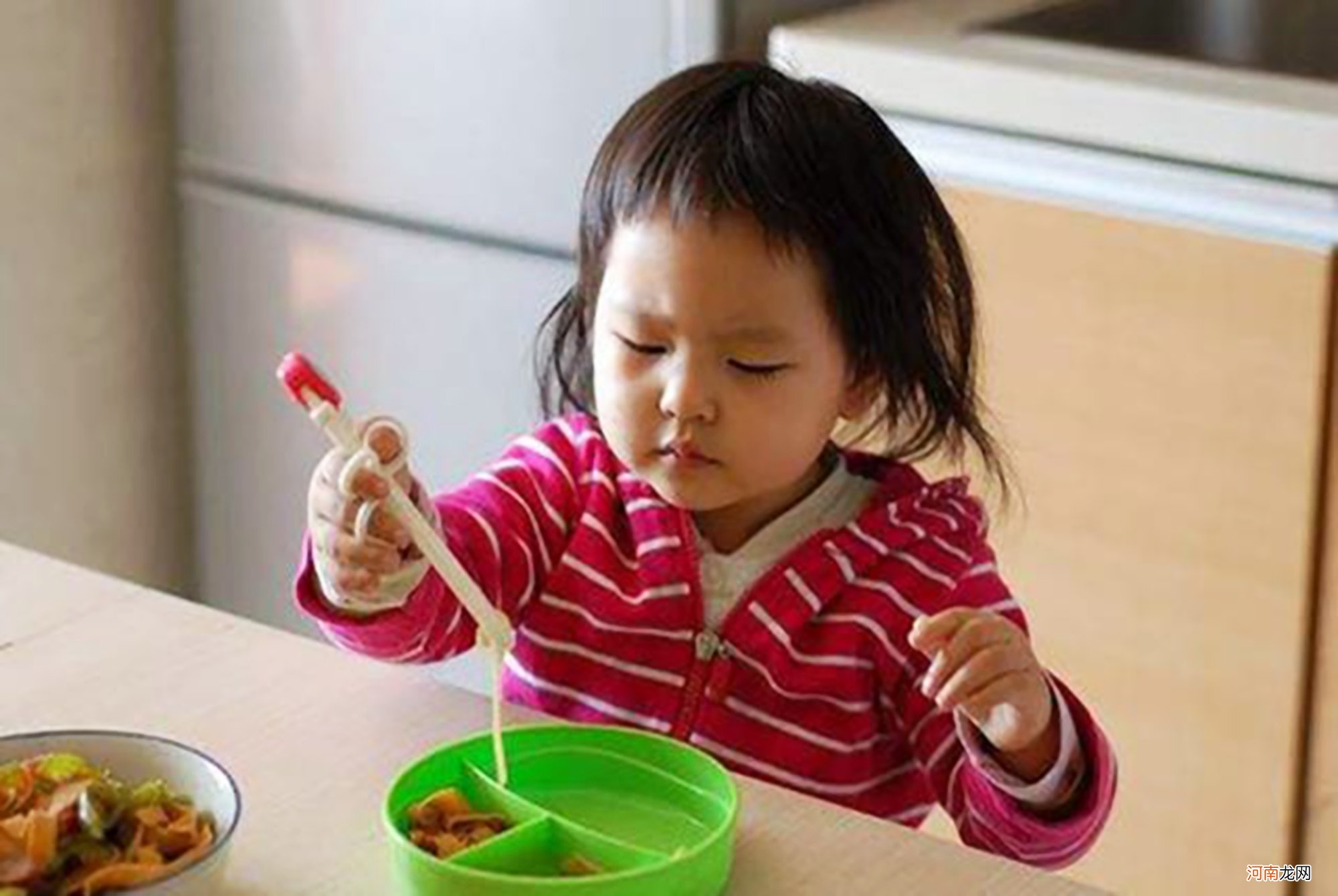 孩子接触筷子的最佳年龄是这个年纪，太早太晚对娃均有影响