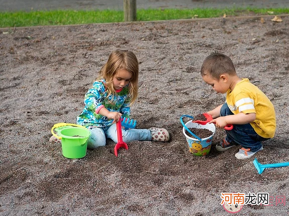 孩子|为什么小孩都喜欢玩沙子和水 玩沙子和玩水有什么共通点