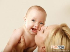 喂宝宝吃药 妈妈“耍尽花招”