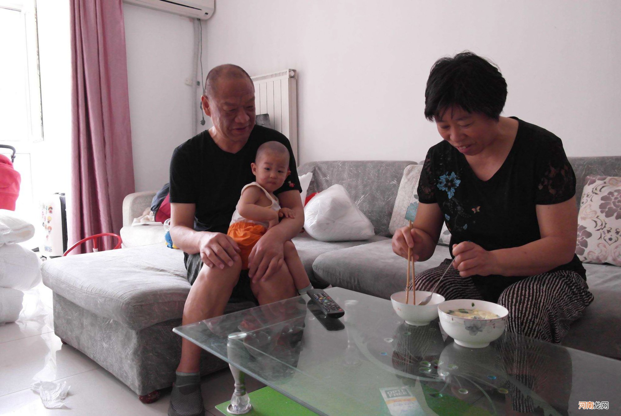 “中国式”喂饭会害了孩子，父母学会“1期3招”，让娃乖乖吃饭